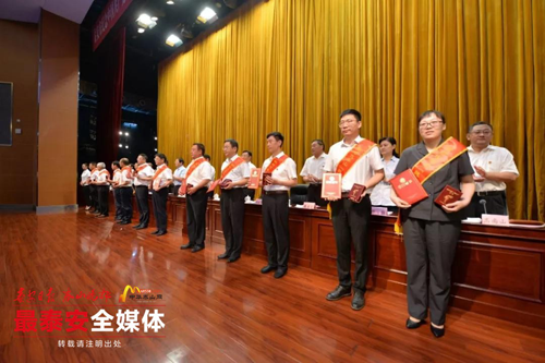 公司黨委書(shū)記、董事長(zhǎng)獲評(píng)新時(shí)代泰山“挑山工”先進(jìn)個(gè)人