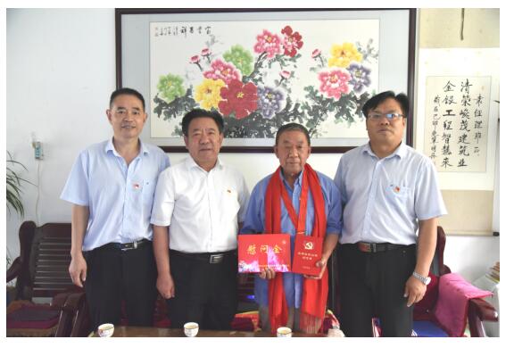 公司黨委走訪(fǎng)慰問(wèn)老黨員 頒發(fā)“光榮在黨50年”紀(jì)念章
