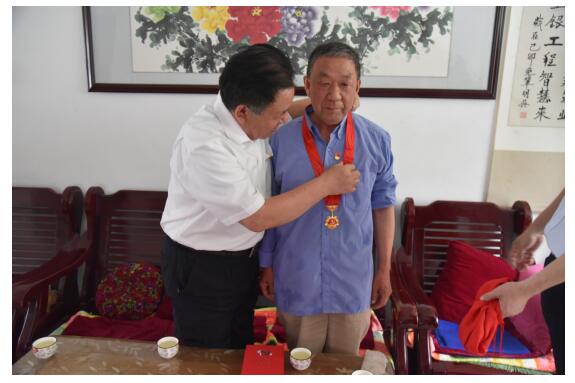 公司黨委走訪(fǎng)慰問(wèn)老黨員 頒發(fā)“光榮在黨50年”紀(jì)念章