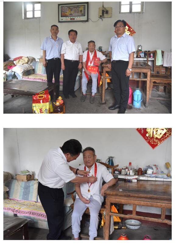 公司黨委走訪(fǎng)慰問(wèn)老黨員 頒發(fā)“光榮在黨50年”紀(jì)念章