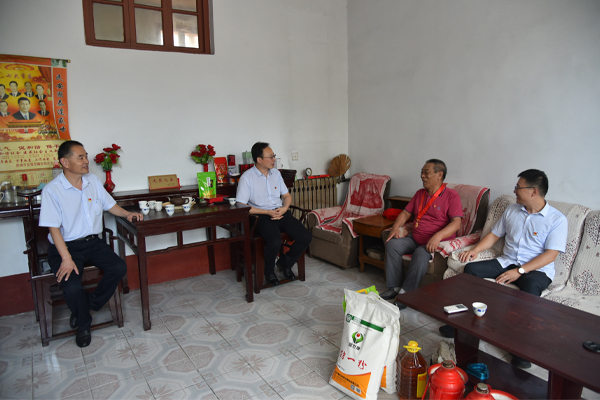 公司黨委走訪慰問老黨員 頒發(fā)“光榮在黨50年”紀(jì)念章.