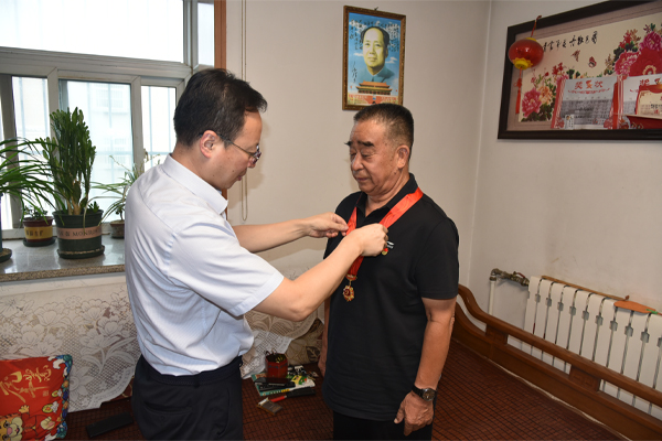 公司黨委走訪慰問老黨員 頒發(fā)“光榮在黨50年”紀(jì)念章.